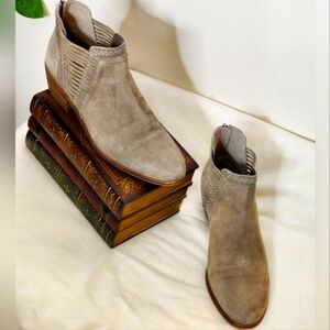 Vince Camuto Pippsy Lattice Side Foxy Suede Leather Booties Ankle Boots Summer